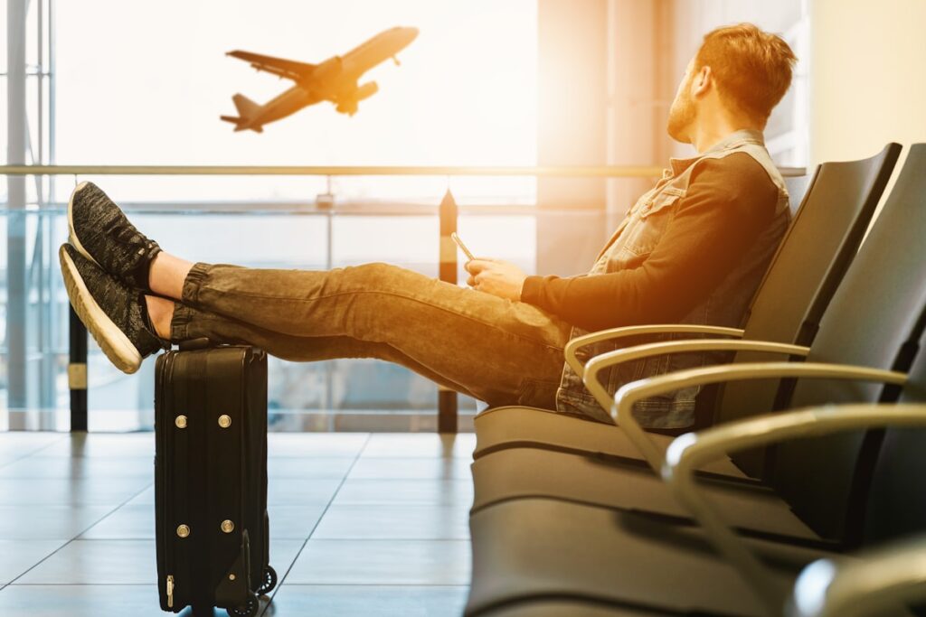 Commercial airplane flying — Alaska Airlines Upgrades Seattle–Maui Flights to Widebody Dreamliner for Holiday Season | Maui Tom's News