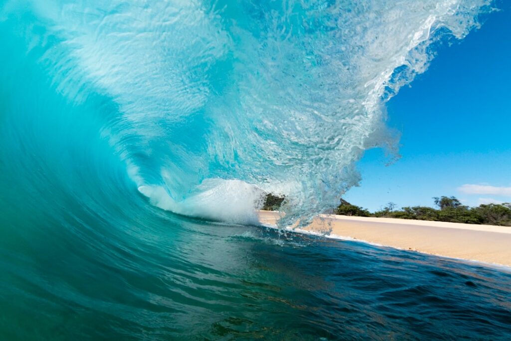 Big Blue — Hurricane Lowell Sends Dangerous Surf Toward Hawaii, No Wind Threat Expected | Maui Tom's News